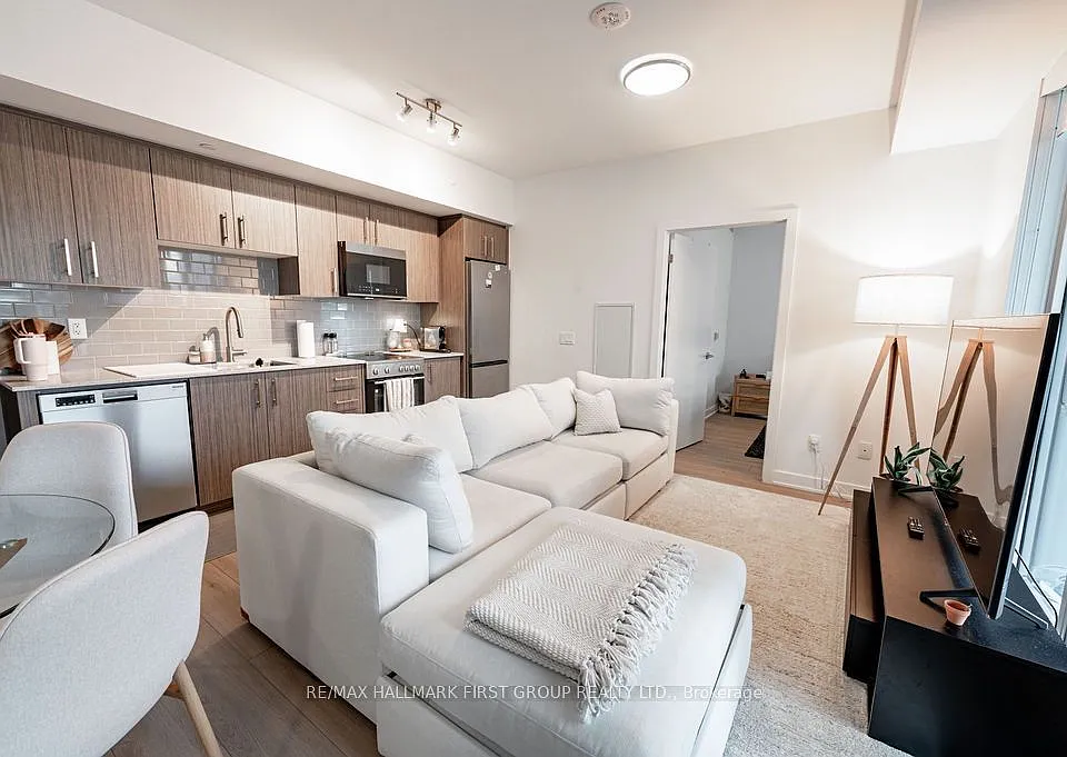 25 Wellington St S #610