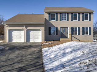 2 Sunrise Ct, Hamburg, NJ 07419