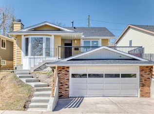 76 E Berkshire Ct NW, Calgary, AB T3K 1Z5