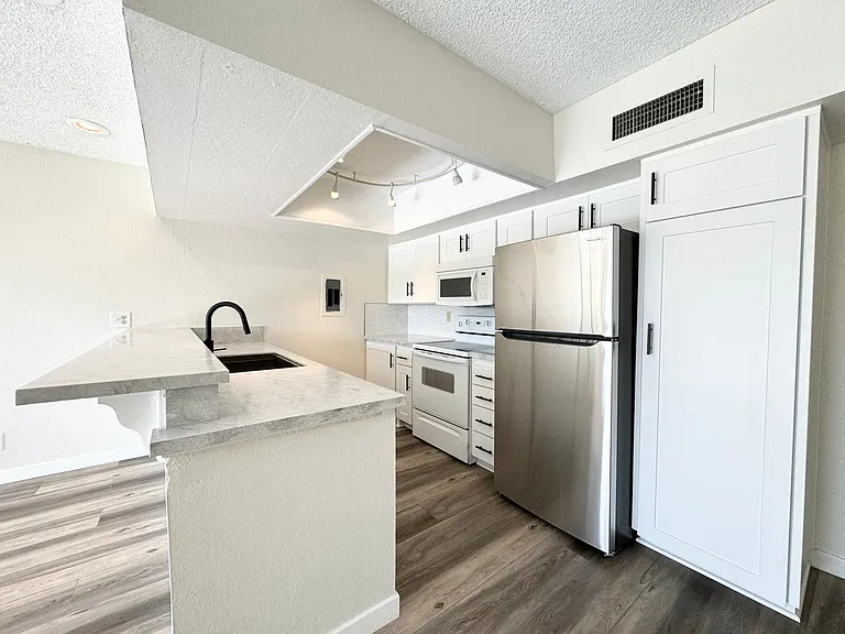 1655 E Palm Canyon Dr #408 — Photo 8