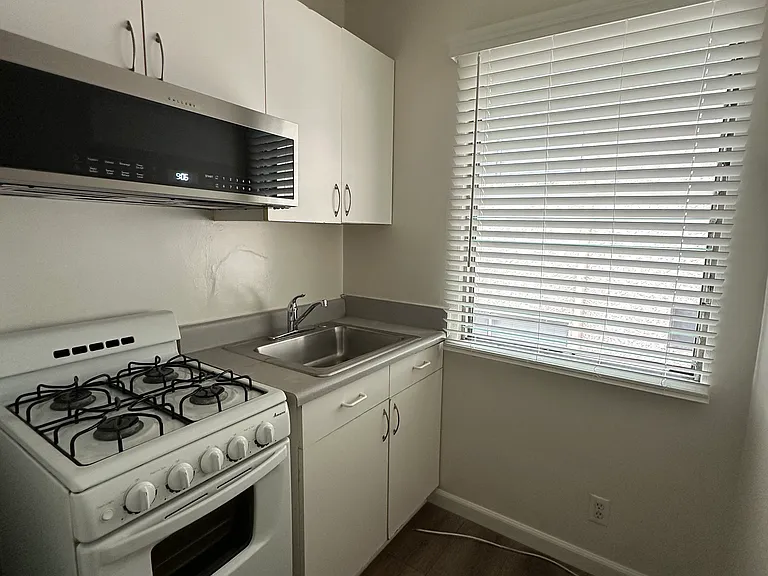 1530 Granville Ave #8 — Photo 12
