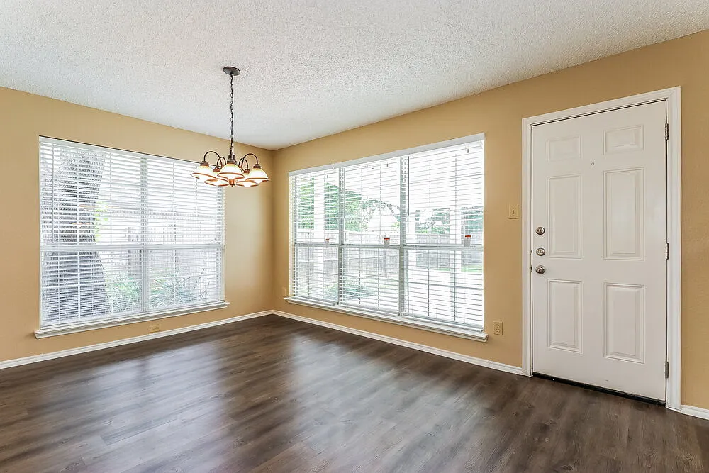 3 bed, 2.5 bath, 1725 sqft, $2,370 — Photo 4