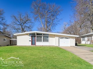 825 Pebble Ln, Florissant, MO 63033