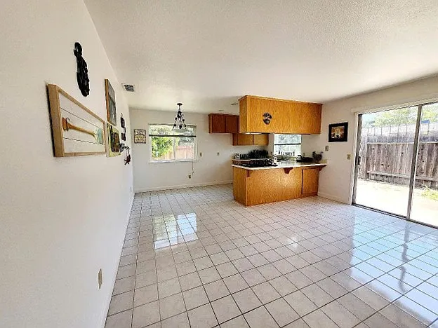 3 bed, 1200 sqft, $2,400 — Photo 4