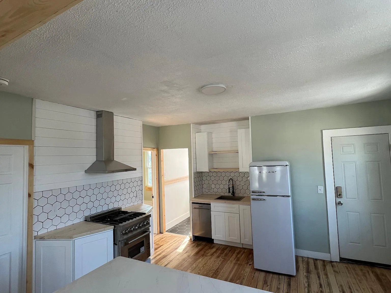 2 bed, 810 sqft, $1,800 — Photo 2
