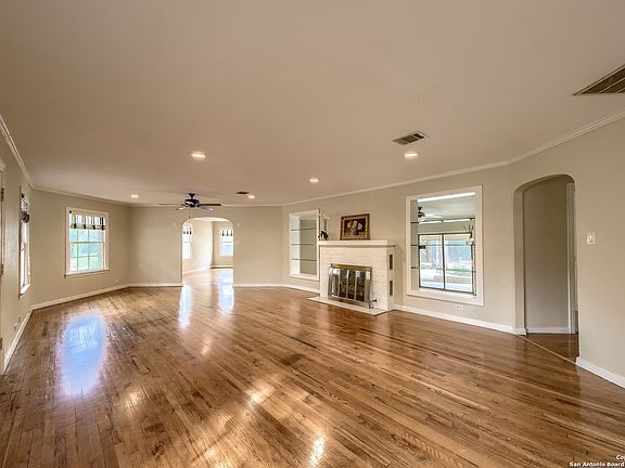 4th image of 401 MARY LOUISE DR