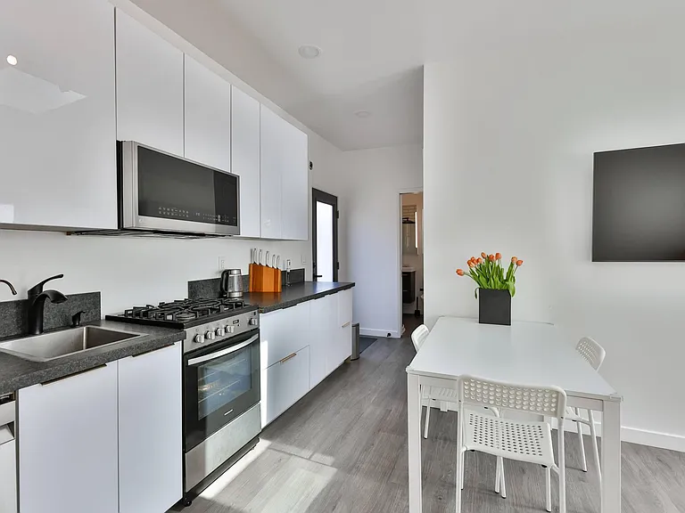 3407 N Mountain View Dr — Photo 13