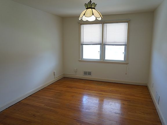 dining room w/hardwood floor