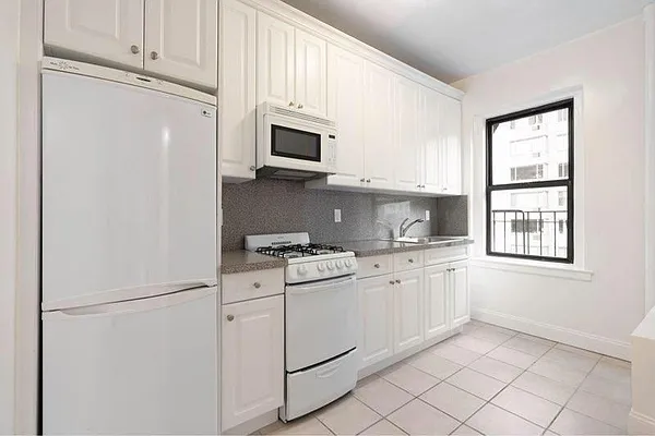 Rented by Arwell Realty | media 12