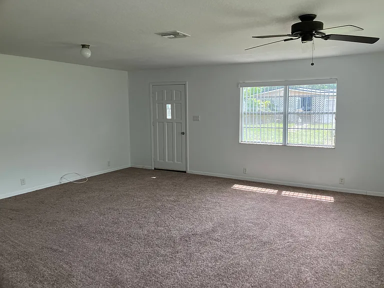 Living room photo 1 of 2