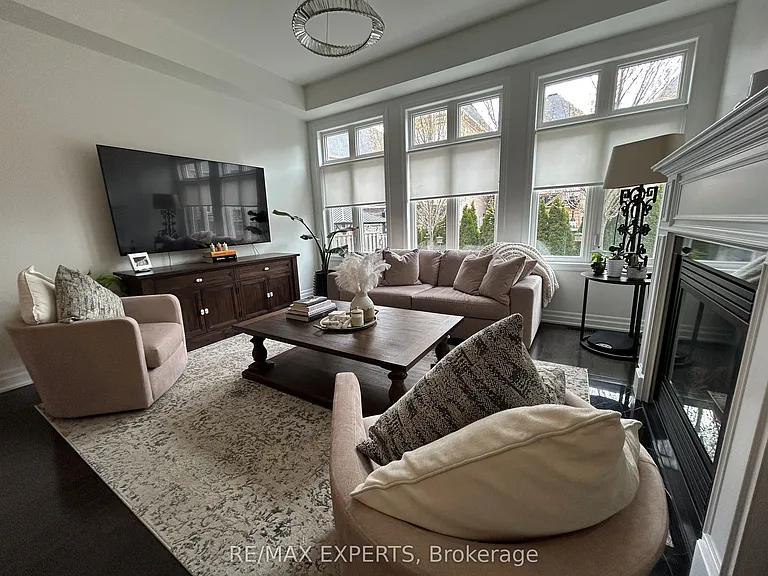 77 Robert Berry Cres — Photo 5