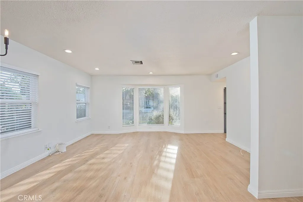 4 bed, 1850 sqft, $4,990 — Photo 3