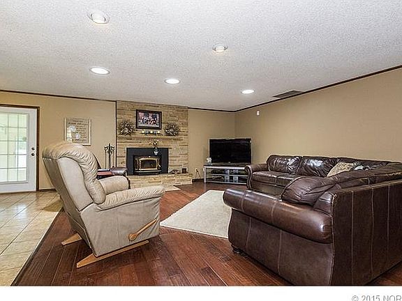 2nd image of 550 W 10th Ave