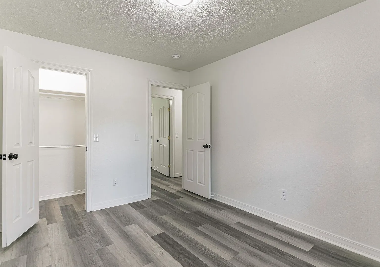 Ready for move in this November! Beautifully Renovated 3/2 Home for Rent. — Photo 3