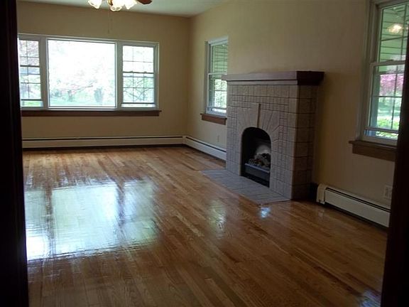 Large living room w/fireplace