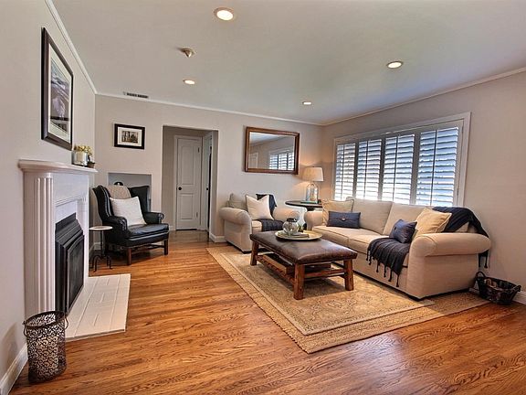 2nd image of 839 Larchmont Dr