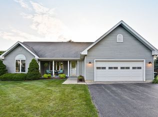 8911 Pater Ct, Spring Grove, IL 60081