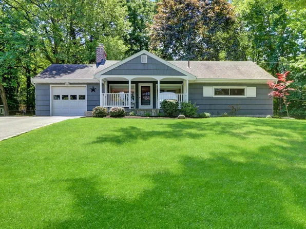 2 Honey Lane W, Miller Place, NY 11764