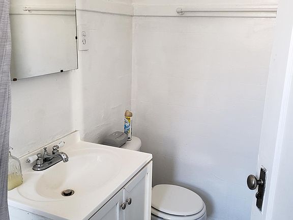 4th image of 915 W Oakdale Ave APT H3