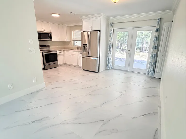 18600 Miami Blvd — Photo 3