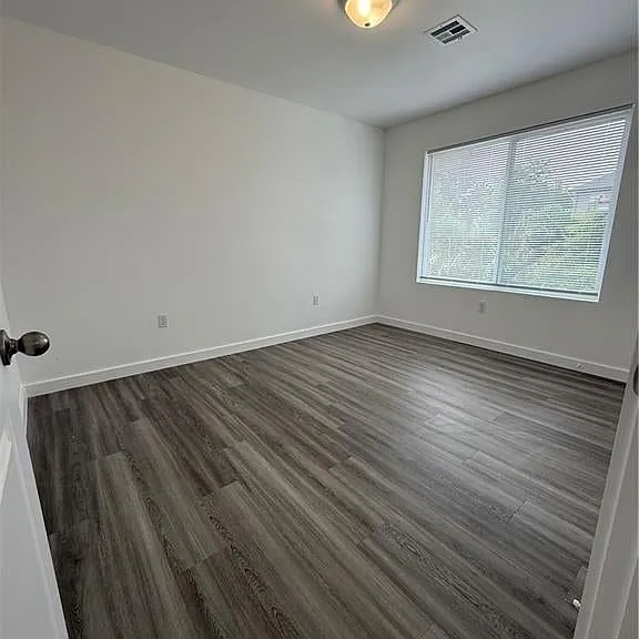 717 N Woodlawn Ave — Photo 5