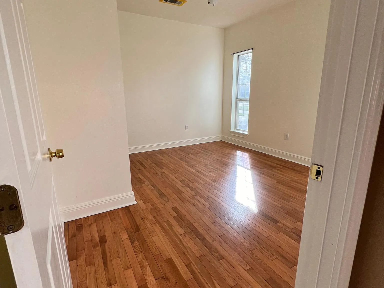 4 bed, 2.5 bath, 2500 sqft, $2,500 — Photo 4