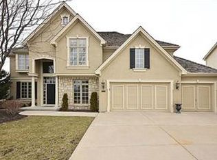 8111 Park Ridge Dr, Parkville, MO 64152