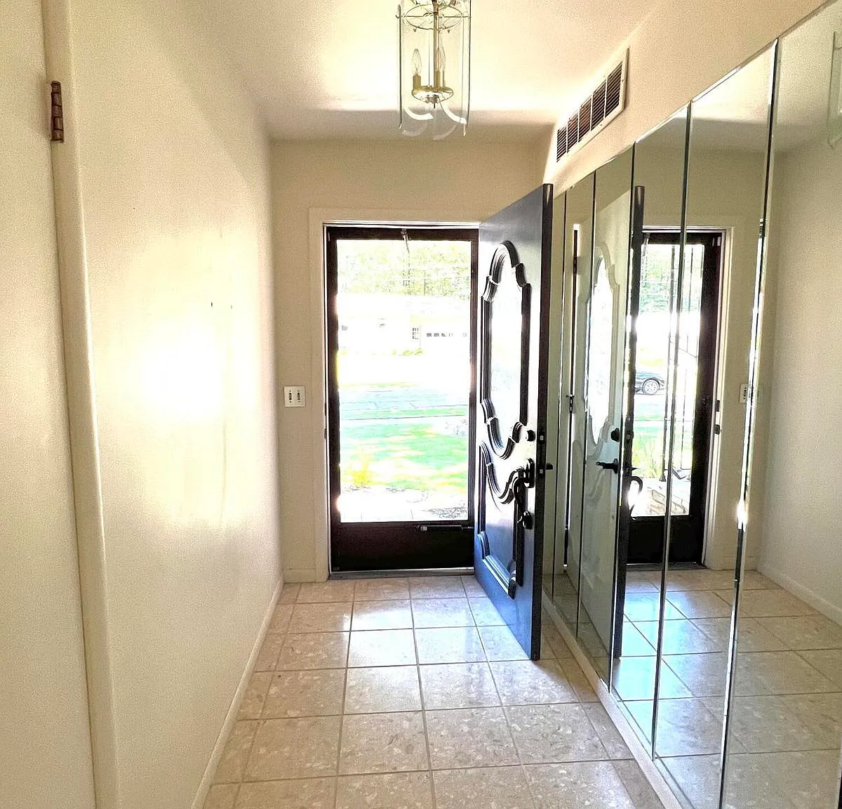 3 bed, 1.5 bath, 2048 sqft, $2,600 — Photo 2