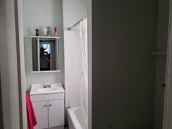 4th image of 4806 N Sawyer Ave #3