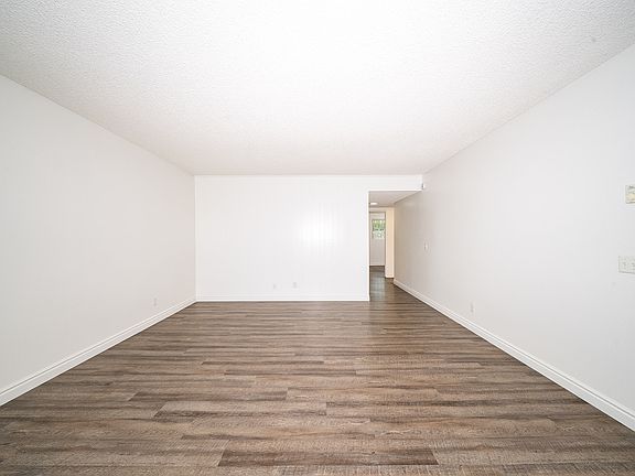 5th image of 1050 Meadowlake Dr #13