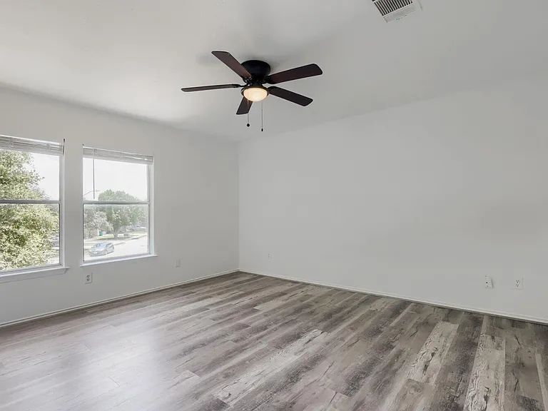 512 Woodford Dr — Photo 11