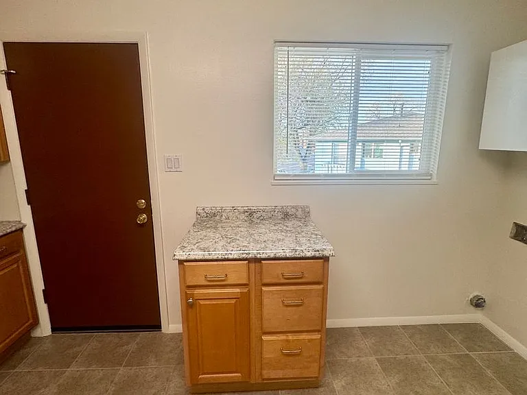 2625 N Chestnut St — Photo 25