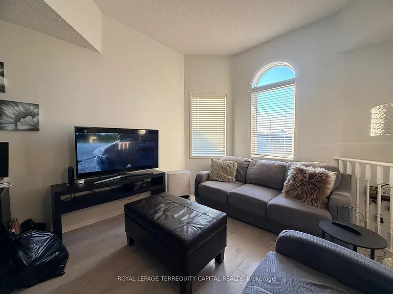 225 Country Ln — Photo 3