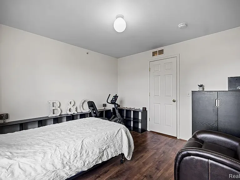 17200 Addington Dr — Photo 11
