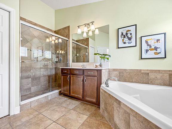 5th image of 552 Glenbrook Cir