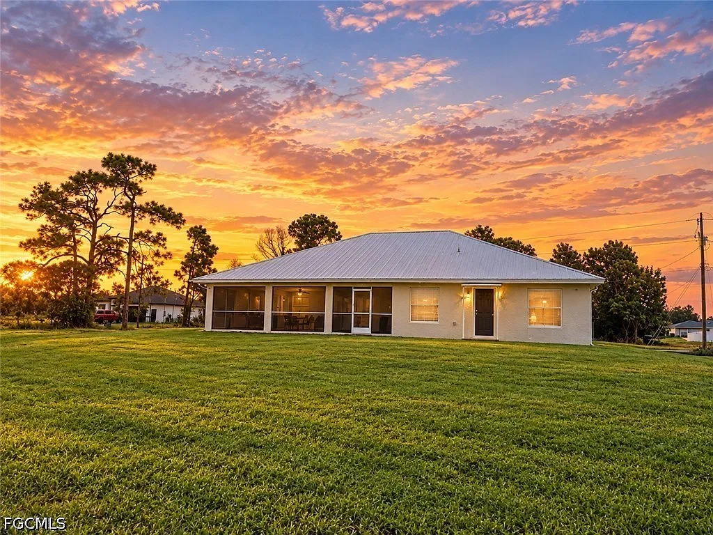 4 bed, 2.0 bath, 2200 sqft, $2,600 — Photo 2