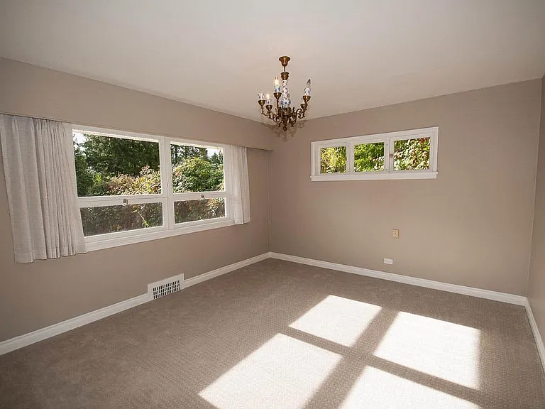 555 Stevens Dr — Photo 8