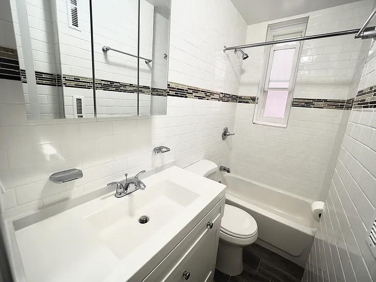 21-22 Newtown Ave #2 — Photo 10