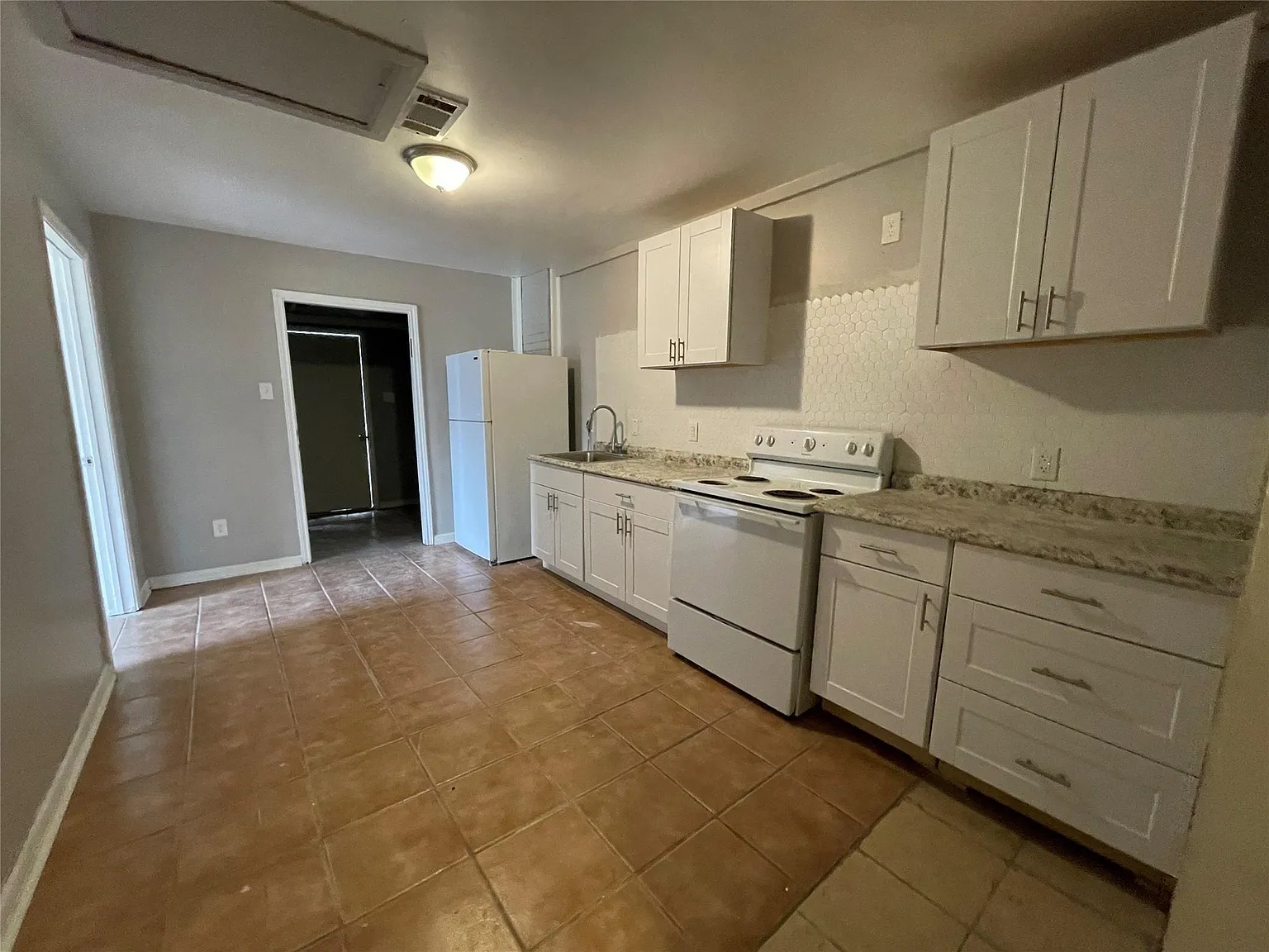 2 bed, 1.5 bath, 2598 sqft, $1,350 — Photo 3