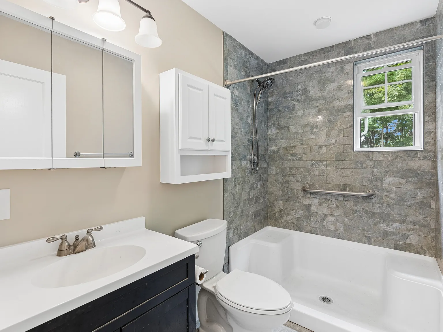 3 bed, 1306 sqft, $3,600 — Photo 2
