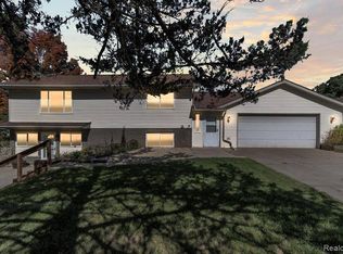 1340 Mower Rd, Pinckney, MI 48169