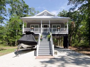 520 Palmetto Pointe Ln, Edisto Island, SC 29438