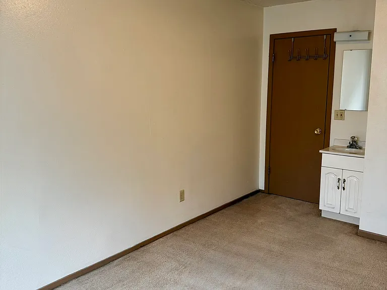 716 E Burlington St #15S — Photo 10