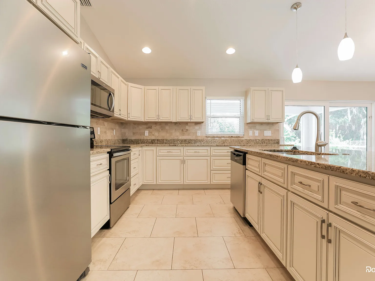 3 bed, 2.0 bath, 1437 sqft, $2,370 — Photo 3