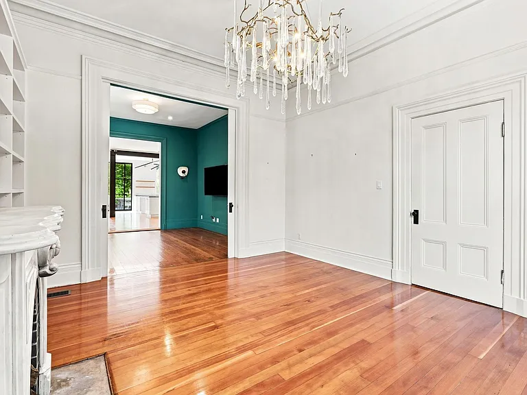 2570 Folsom St — Photo 4