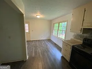 3 bed, 1.0 bath, 1052 sqft, $1,595 — Photo 4