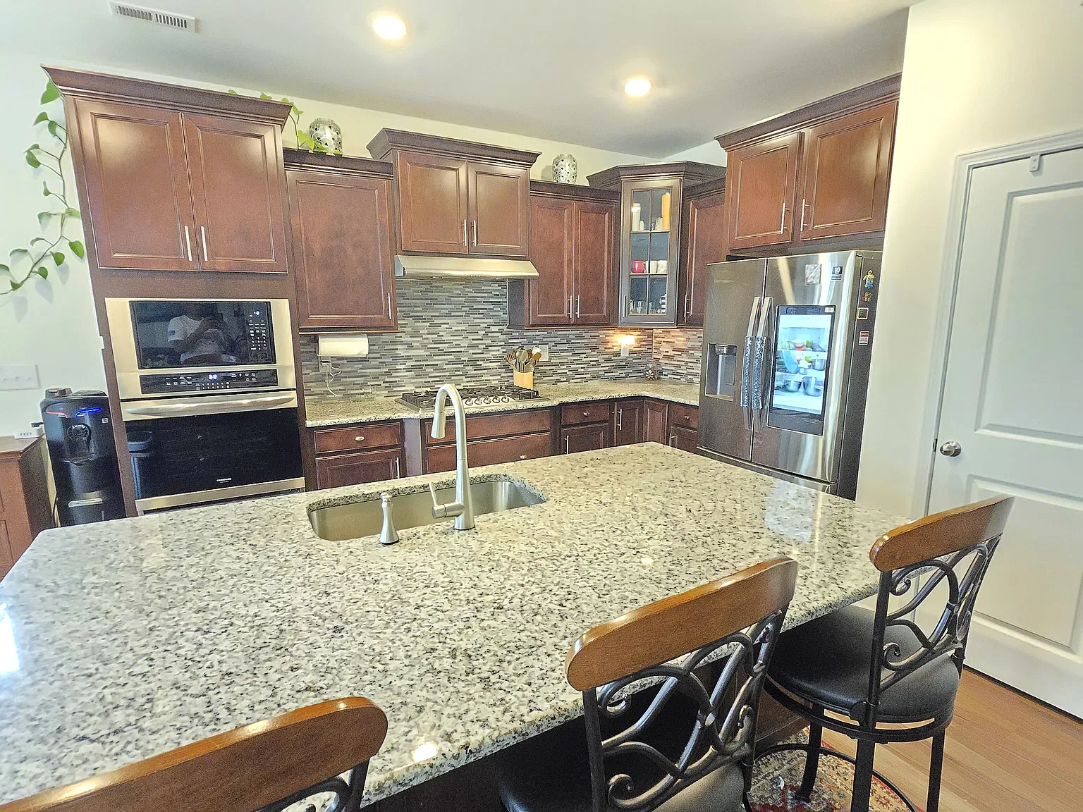 6 bed, 3640 sqft, $2,800 — Photo 3