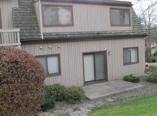 4 Sycamore Dr, Middletown, NY 10940