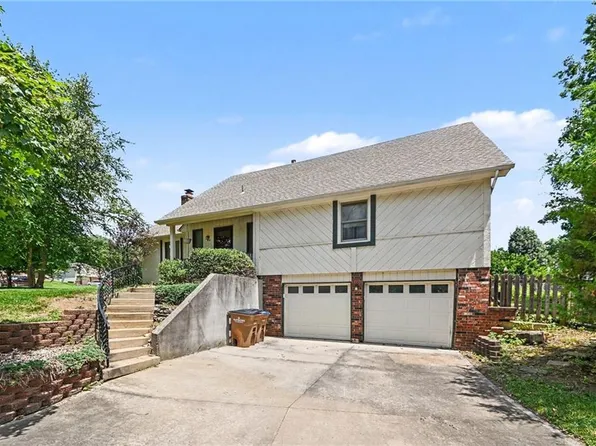 401 N Adams St, Raymore, MO 64083