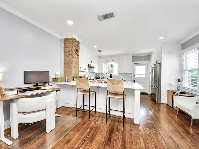916 W Cottage St — Photo 13
